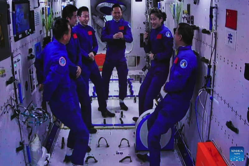Chinas sechs Astronauten in zwei Missionen treffen sich zu einem historischen Treffen im Weltraum