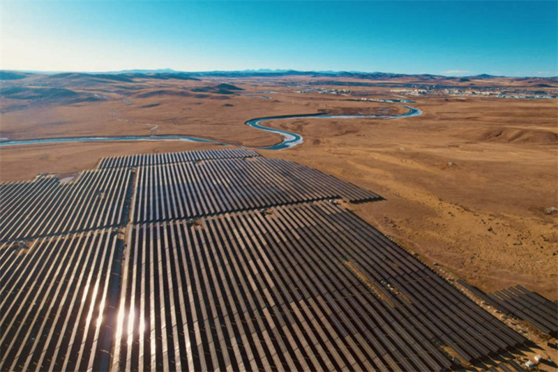 Tibets größtes Photovoltaik-Kraftwerk geht in den Betrieb