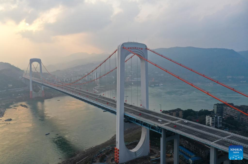 Guojiatuo-Brücke über Jangtse-Fluss in Chongqing für Verkehr freigegeben