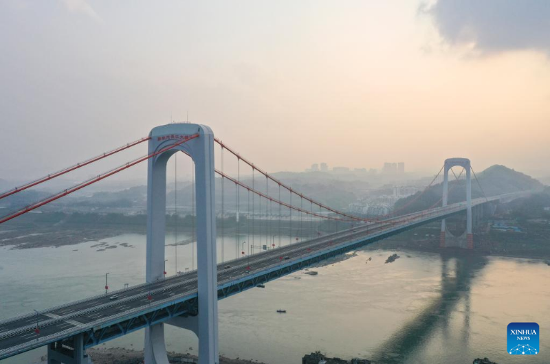 Guojiatuo-Brücke über Jangtse-Fluss in Chongqing für Verkehr freigegeben