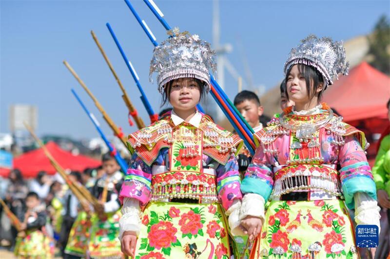Menschen der ethnischen Gruppe Miao in traditionellen Kostümen nehmen an der Aktivität „Tiaoyue" im Dorf Zhongpai des Landkreises Longli in Guizhou teil. (Foto vom 29. Januar, Yang Wenbin/Xinhua)