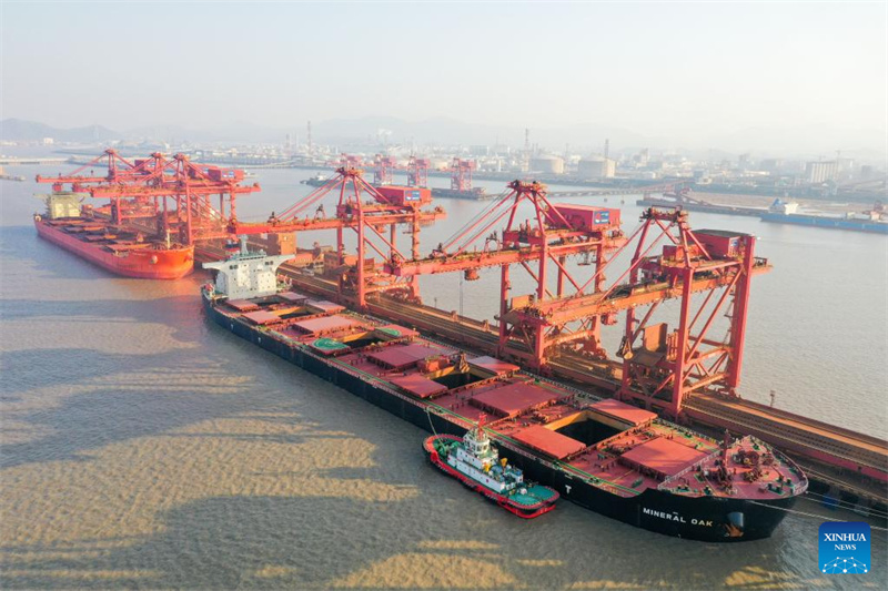 Frachtumschlag des Hafens in Ningbo weltweit an der Spitze