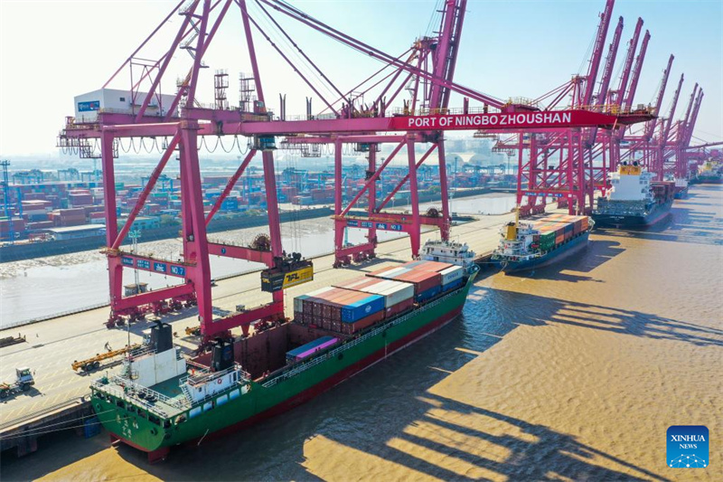 Frachtumschlag des Hafens in Ningbo weltweit an der Spitze