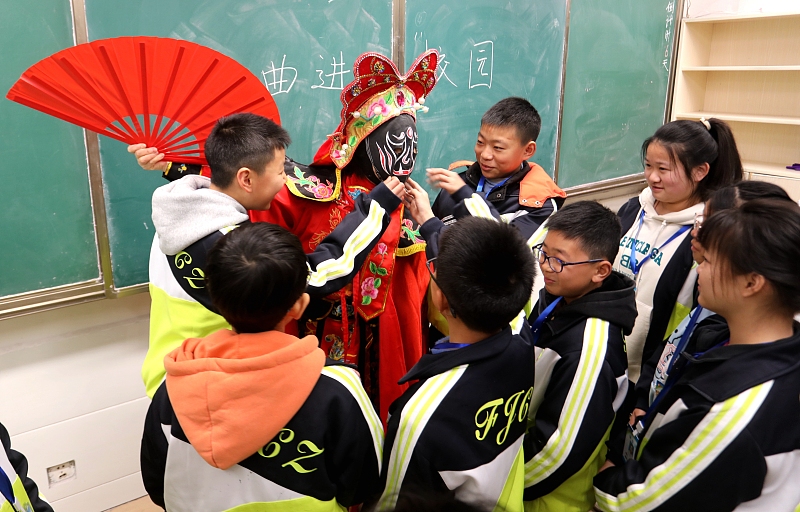 Kulturvorstellungen in Schulen in Sichuan