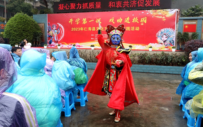 Kulturvorstellungen in Schulen in Sichuan
