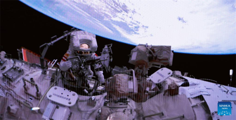 Shenzhou-15-Besatzung absolviert ihren ersten Weltraumspaziergang