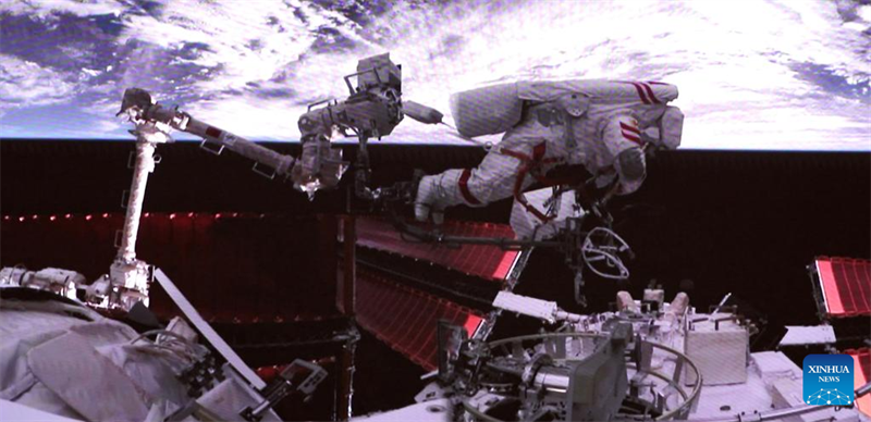 Shenzhou-15-Besatzung absolviert ihren ersten Weltraumspaziergang