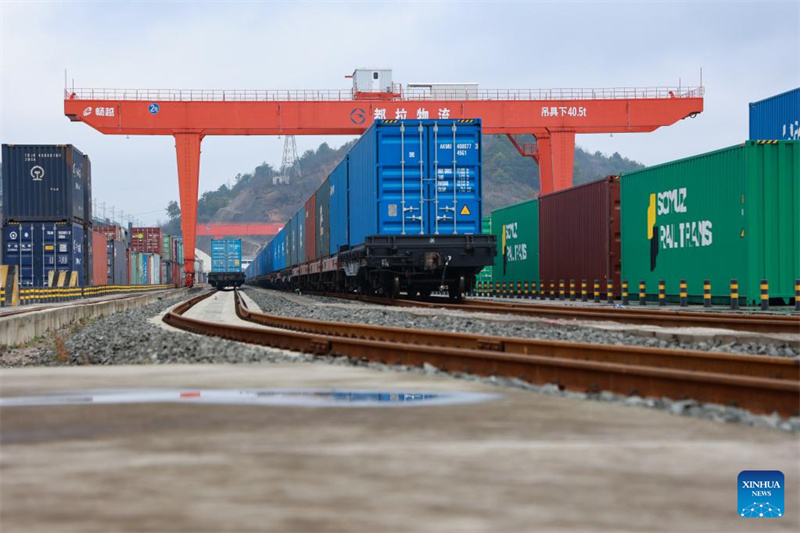 Guizhou: Geschäftiger Güterzugverkehr zwischen China und Europa
