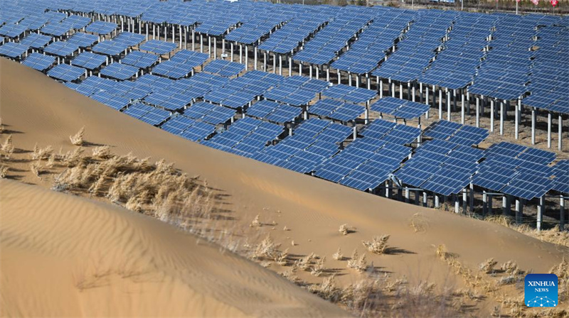 Photovoltaik-Stützpunkt im Bau in der Inneren Mongolei