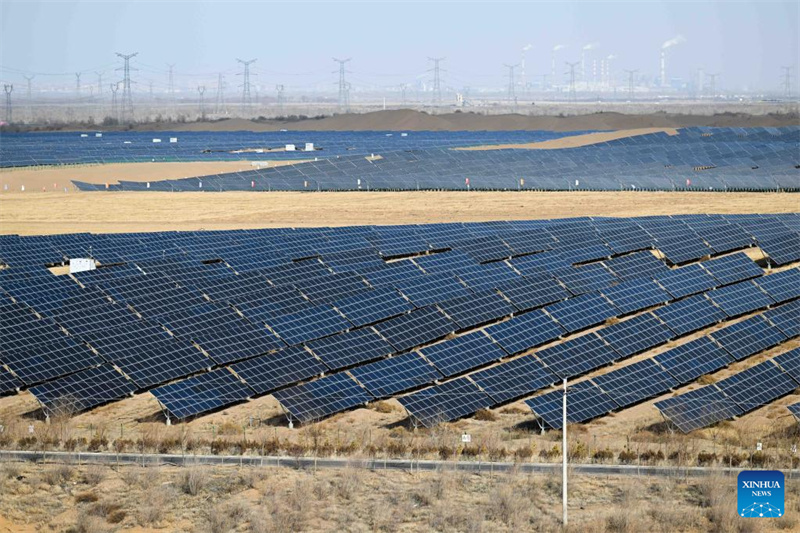 Photovoltaik-Stützpunkt im Bau in der Inneren Mongolei