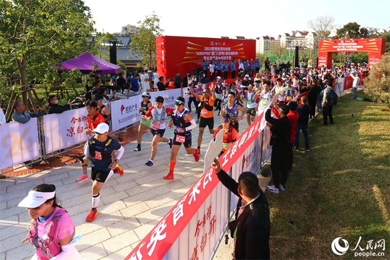 AMOY50 Xiamen Stadtcrosslauf und „Nationaler Fitness Berg- und Seetrekkinglauf“ gestartet