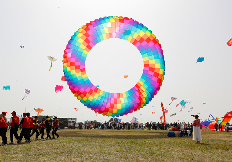 Internationales Drachenfestival zieht Enthusiasten aus aller Welt an