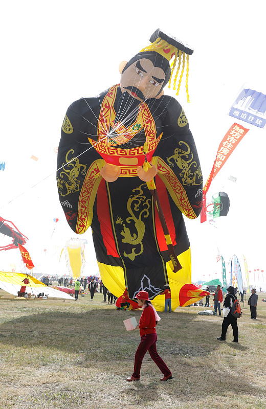 Internationales Drachenfestival zieht Enthusiasten aus aller Welt an