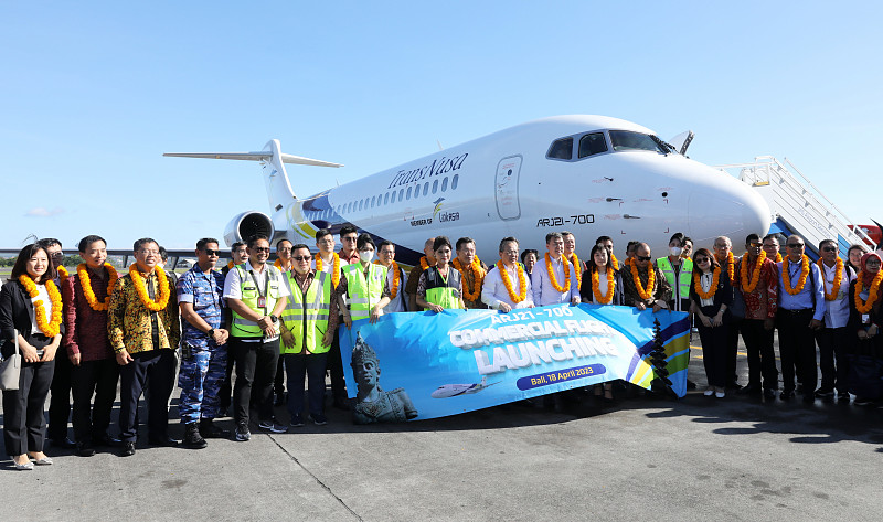Chinas ARJ21 absolviert Jungfernflug in Indonesien