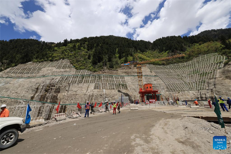 Fertigstellung der Dammkrone beim Staudamm-Bau für -Wasserkraftwerk in Pakistan ist ein wichtiger Meilenstein
