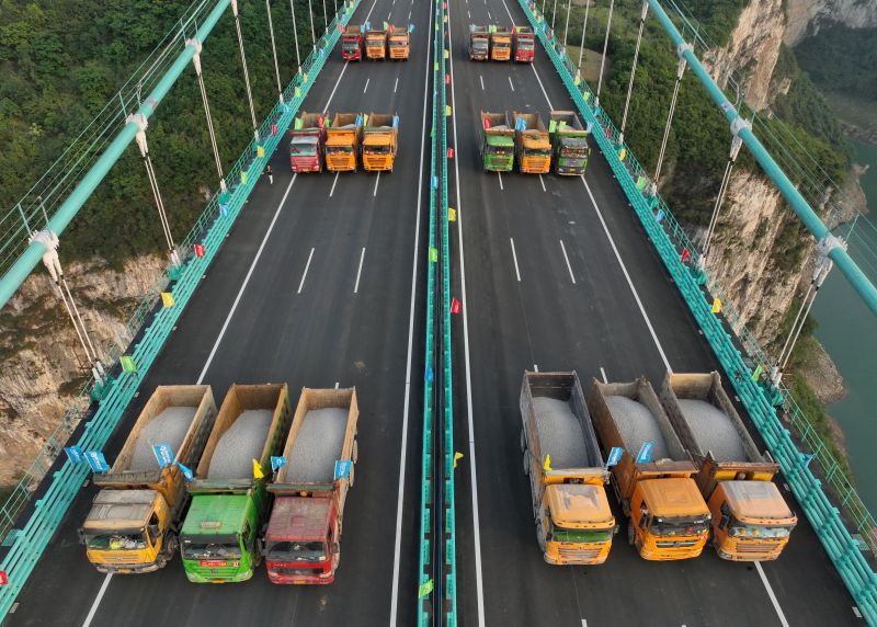 Jinfeng-Wujiang-Brücke in Guizhou besteht Belastungstest