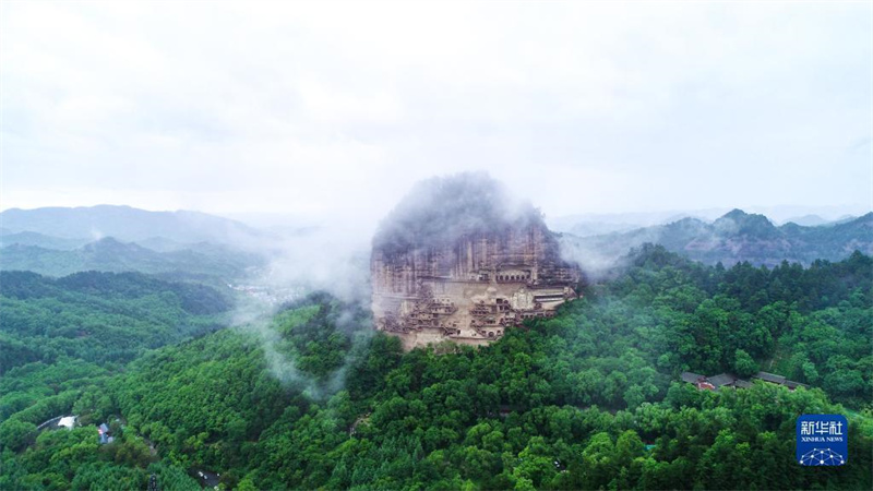 Die Maijishan-Grotten sind in Nieselregen und Wolken gehüllt. (Foto: Lang Bingbing/ Xinhua)