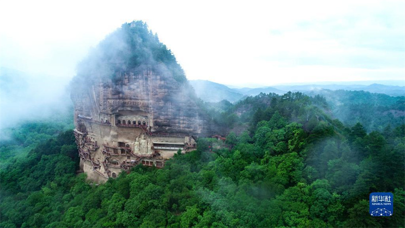 Gansu: Maijishan-Grotten in Nieselregen-Wolken gehüllt