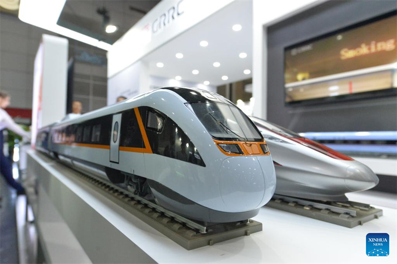 Modelle von Zügen aus chinesischer Produktion auf Asia Pacific Rail 2023 in Thailand ausgestellt