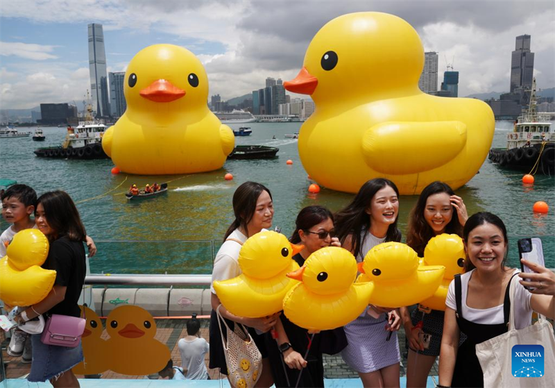 Hongkong begrüßt nach zehn Jahren wieder riesige Gummienten