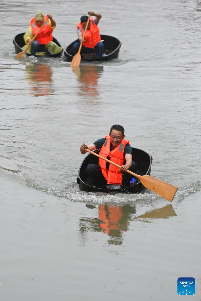 Dorfbewohner in Ostchinas Provinz Zhejiang begehen kommendes Drachenbootfest