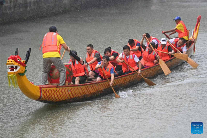 Dorfbewohner in Ostchinas Provinz Zhejiang begehen kommendes Drachenbootfest