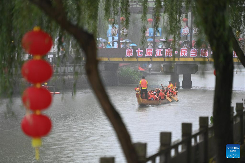 Dorfbewohner in Ostchinas Provinz Zhejiang begehen kommendes Drachenbootfest