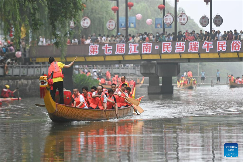 Dorfbewohner in Ostchinas Provinz Zhejiang begehen kommendes Drachenbootfest
