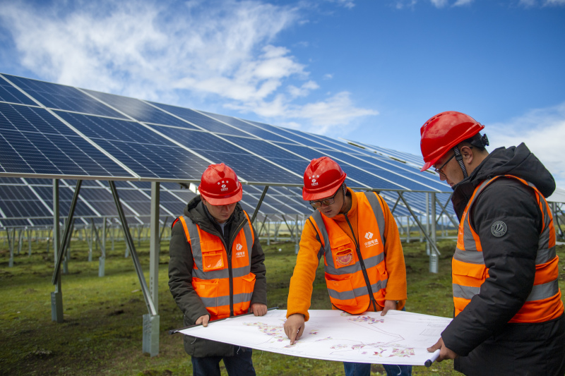 Weltweit größtes Wasser- und Solarkraftwerk geht in Betrieb