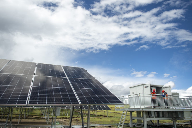 Weltweit größtes Wasser- und Solarkraftwerk geht in Betrieb