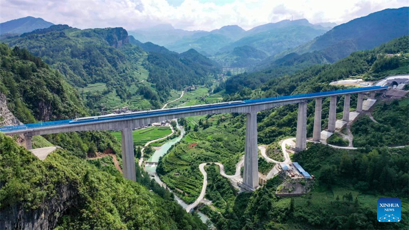 Schnellzug auf der Strecke Guiyang-Nanning nimmt offiziellen Testbetrieb auf