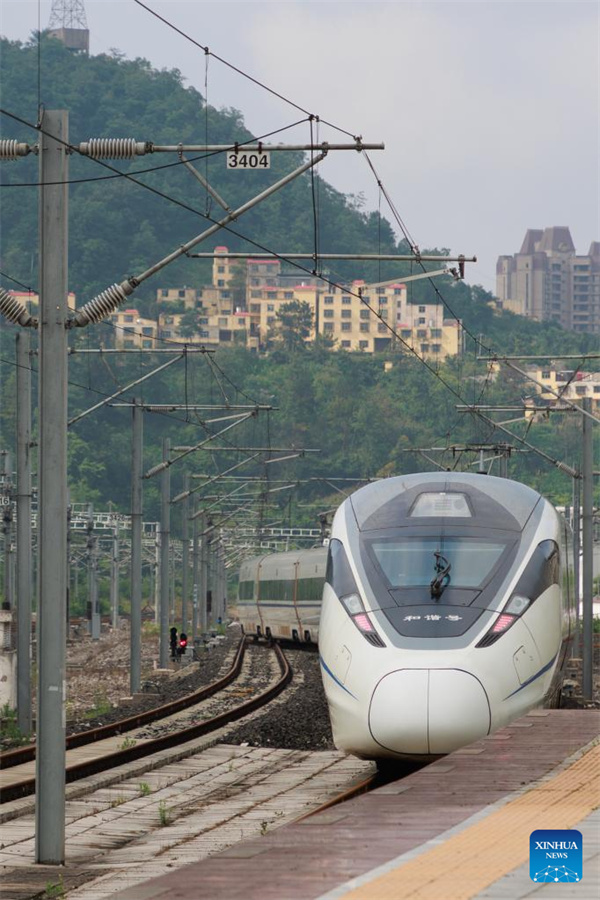 Schnellzug auf der Strecke Guiyang-Nanning nimmt offiziellen Testbetrieb auf
