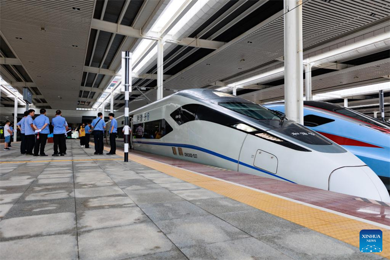 Schnellzug auf der Strecke Guiyang-Nanning nimmt offiziellen Testbetrieb auf