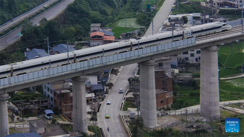 Schnellzug auf der Strecke Guiyang-Nanning nimmt offiziellen Testbetrieb auf