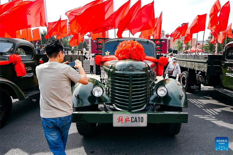 Lkws der Marke Jiefang paradieren zum 70. Jubiläum der FAW Group