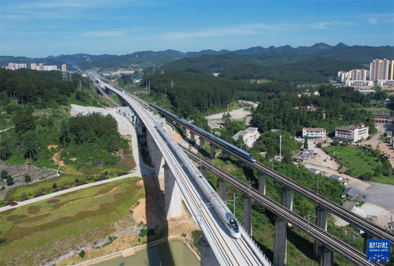 Hochgeschwindigkeitszug nimmt planmäßig Testbetrieb auf Abschnitt in Guizhou auf