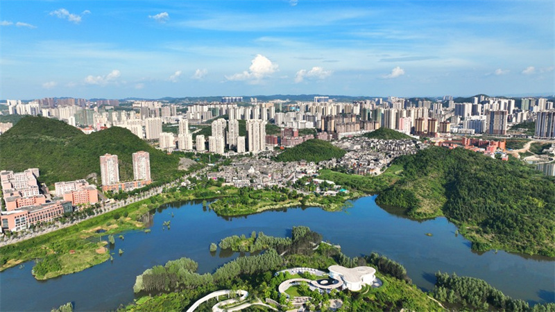 Qingzhen in der Provinz Guizhou: Grüne Berge und klares Wasser