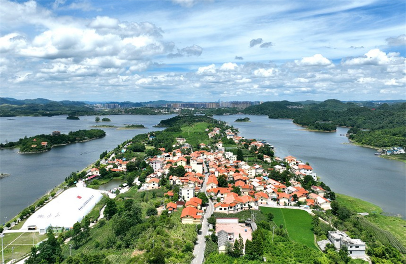 Qingzhen in der Provinz Guizhou: Grüne Berge und klares Wasser