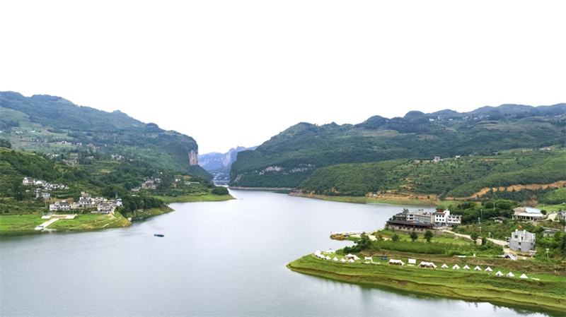 Qingzhen in der Provinz Guizhou: Grüne Berge und klares Wasser