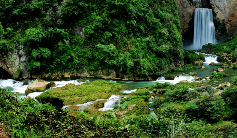 Qingzhen in der Provinz Guizhou: Grüne Berge und klares Wasser