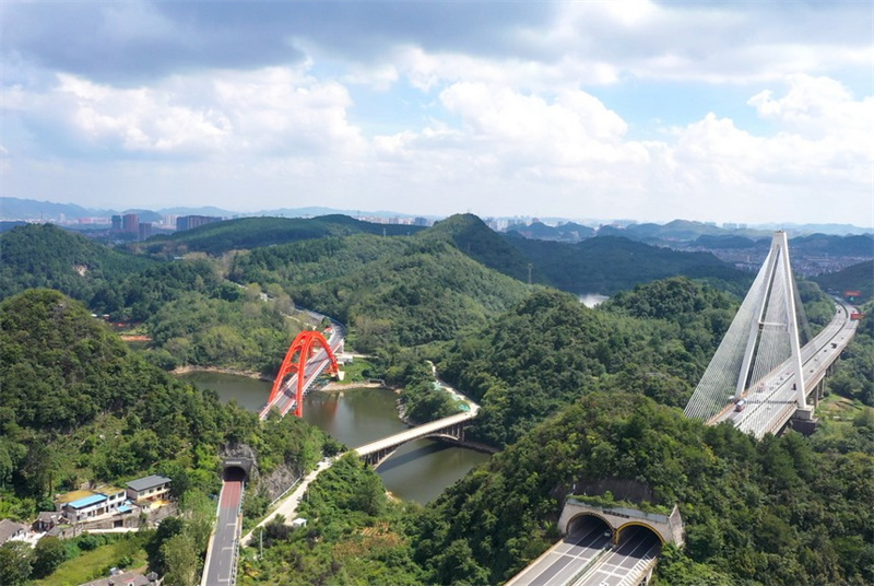 Qingzhen in der Provinz Guizhou: Grüne Berge und klares Wasser
