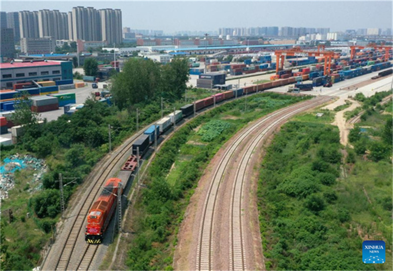 Jubiläumszug verlässt Zhengzhou in Zentralchina in Richtung Hamburg