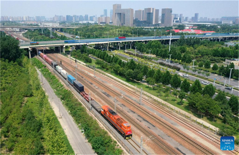 Jubiläumszug verlässt Zhengzhou in Zentralchina in Richtung Hamburg