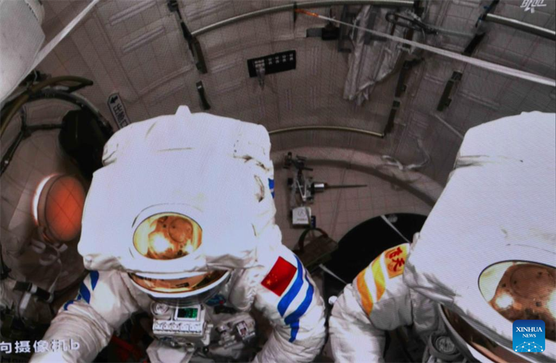 Besatzung der Raumstation Shenzhou-16 absolviert ihren ersten Weltraumspaziergang