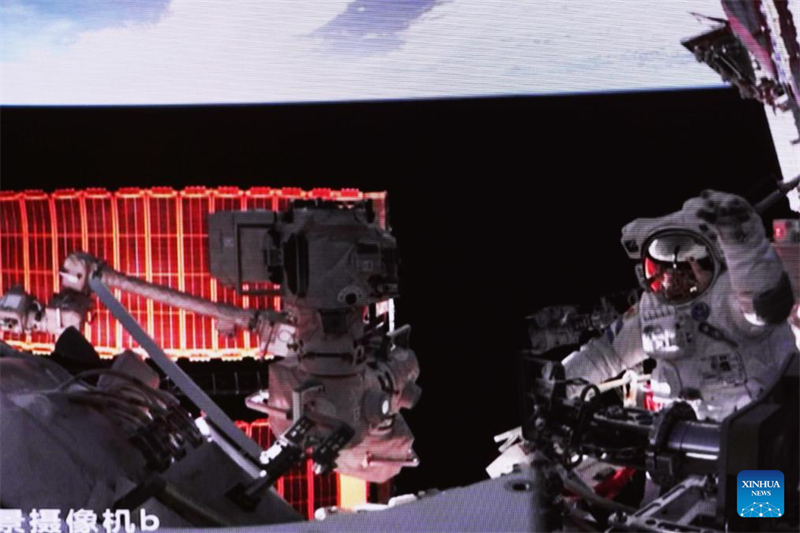 Besatzung der Raumstation Shenzhou-16 absolviert ihren ersten Weltraumspaziergang