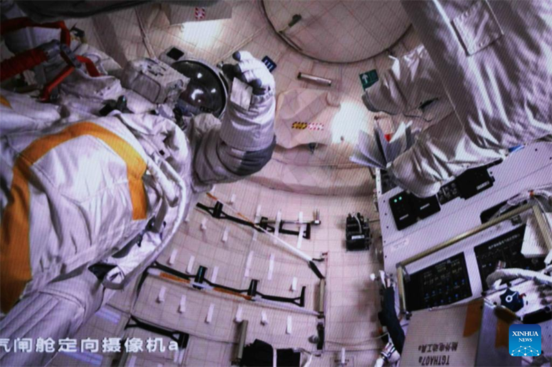 Besatzung der Raumstation Shenzhou-16 absolviert ihren ersten Weltraumspaziergang