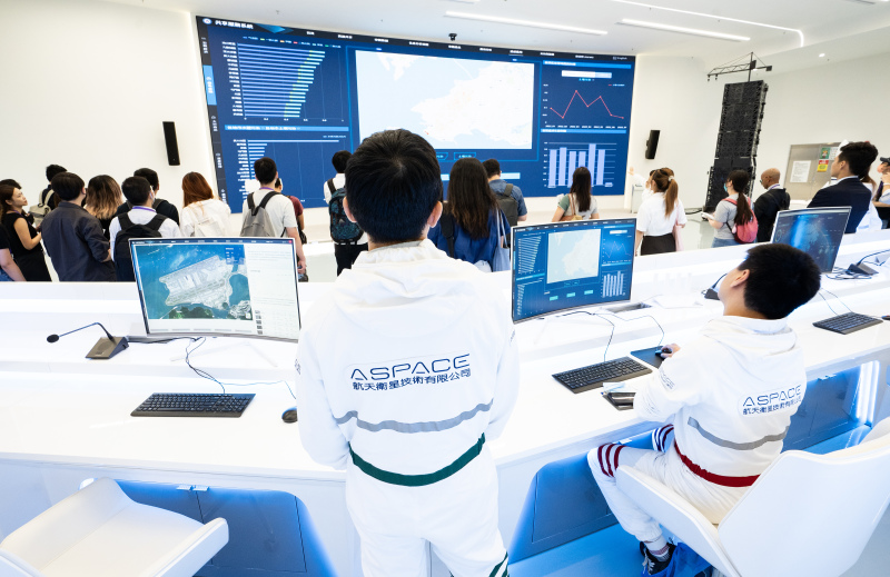 Hongkong eröffnet erste Satelliten-Produktionsstätte
