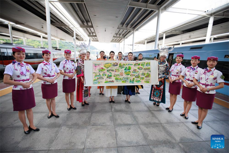 Erste 350 Stundenkilometer schnelle Hochgeschwindigkeitsstrecke im bergigen Guizhou eröffnet