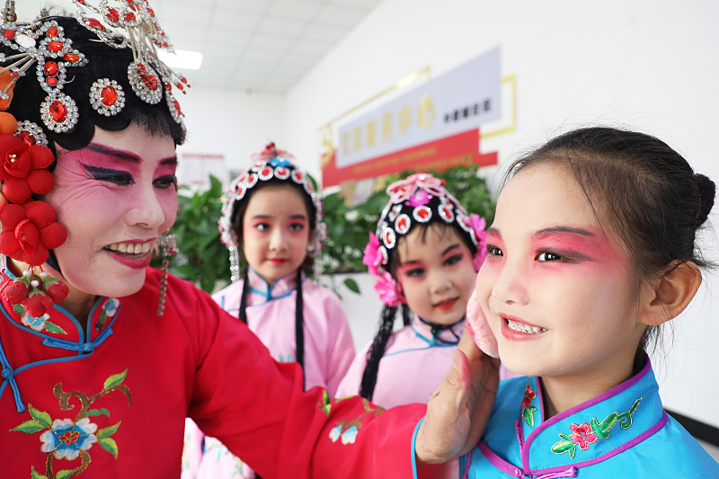 Tangshan: Kinder erleben Charme von Pingju-Oper