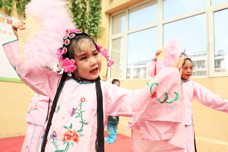 Tangshan: Kinder erleben Charme von Pingju-Oper